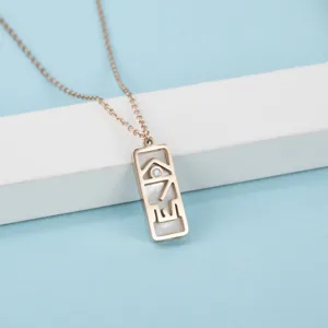 Detailansicht der Roségold Titanstahl Halskette mit Diamant und Perlmutt Anhänger.