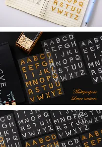 Nahaufnahme von glitzernden Strass-Buchstabenaufklebern fur kreatives Tagebuch-Design.