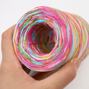 Buntes Raffiapapier Band Rolle für kreative DIY Handarbeit und Dessert Becher Dekoration.