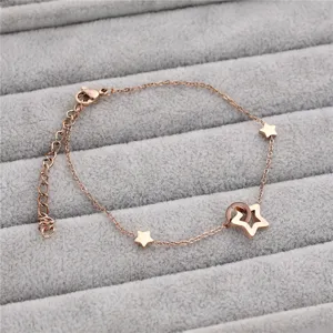 Zarte Roségold Stern Kette Armband mit feinen Anhängern, elegantes Schmuckstück für den Alltag.
