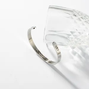 Edelstahl gravierter Muttertag Armreif Detail, herzerwärmender Geschenkschmuck.