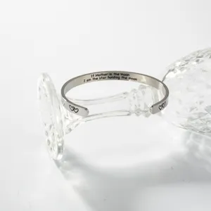 Edelstahl Gravur Armreif Detail, Muttertagsgeschenk Schmuck mit liebevollem Herz Motiv.