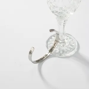 Edelstahl Armreif mit Gravur, perfektes Geschenk zum Muttertag und tolle Schmuckidee.