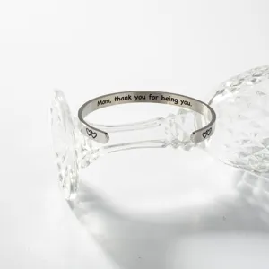 Edelstahl graviertes C-Armband Detailansicht, perfektes Geschenk fuer den Muttertag.