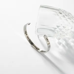 Edelstahl Armreif mit gravierter Botschaft, perfektes Geschenk zum Muttertag für Damen.