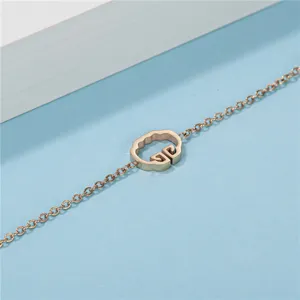 Exquisites Roségold Kettenarmband mit stilvollem geometrischen Anhänger. Perfektes Accessoire.