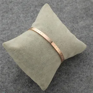 Nahaufnahme des Roségold Titanstahl Armbands mit Gravur und funkelndem Zirkonstein.