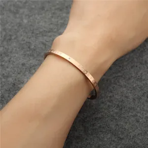 Rosenquarz Titanstahl Manschettenarmband fuer Damen mit Gravur und einem funkelnden Diamanten.