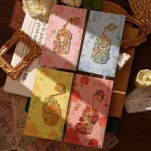 Ensemble de marque-pages en metal ajoure rose avec cartes vintage, elegants pour etudiants.