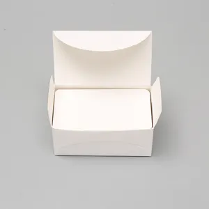 Cartes index blanches vierges avec boîte, fiches de notes pour l'étude et les messages.