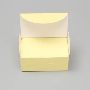Vue détaillée de la boîte jaune avec des cartes vierges et des coins arrondis soignés.