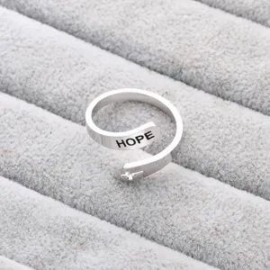 Detaillierte Nahaufnahme eines silbernen Titanstahl-Offenen Rings mit HOPE Gravur und Kreuz.