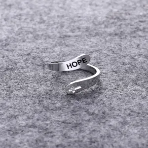 Nahaufnahme eines doppelten Titanstahlrings mit HOPE-Schriftzug und Kreuz-Ausschnitt.
