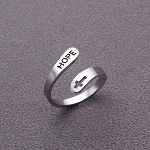 Edler Edelstahl Ring Detail mit Kreuz und Hoffnung Gravur, minimalistischer Schmuck für den Alltag.