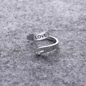 Offener Titanstahlring mit Liebesgravur und hohlem Kreuz Design, Modeschmuck Detail.