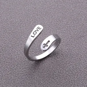 Detailaufnahme des Edelstahl offenen Rings mit eingraviertem LOVE-Text und Kreuz-Ausschnitt.