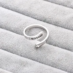 Edelstahlring mit Gravur und Kreuz Detail, modisches Accessoire für Damen und Herren Schmuck.