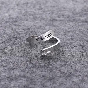 Edelstahl Offener Ring mit BLESSED Text und Kreuz Ausschnitt, modischer Schmuck Alltag.