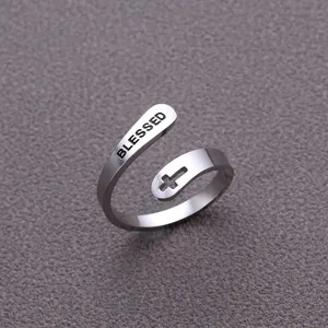 Edelstahl Offener Ring Detail, mit Kreuz Ausschnitt und eingraviertem Blessed Text.