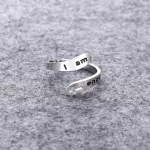 Stilvoller Titanstahl Offener Ring mit graviertem inspirierendem Zitat fuer Alltag.