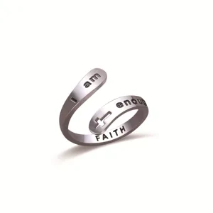 Detailansicht des modischen Edelstahl-Offenrings mit inspirierten gravierten Buchstaben.