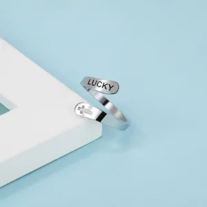 Edelstahl offener Ring mit Glücksgravur und Kreuz Ausschnitt Modeschmuck für den Alltag