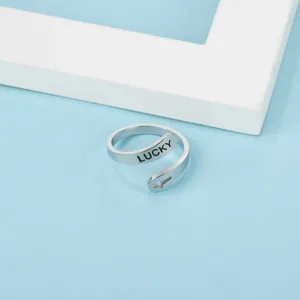 Edelstahl Ring mit gravierten lucky Buchstaben und Kreuz Ausschnitt, modisches offenes Design.