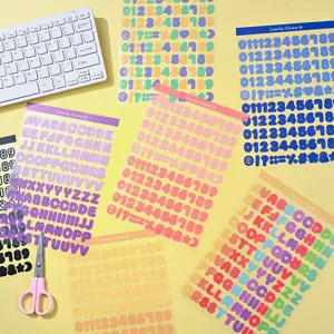 Bunte Großbuchstaben und Zahlen Aufkleber für DIY Tagebuch Dekoration und Kalender Basteln.