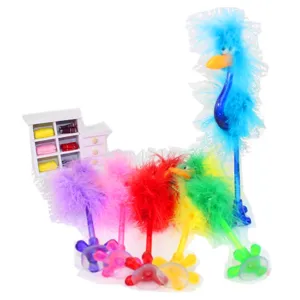 Bunte Federkugelschreiber mit flauschigen Straußenfedern und praktischem Saugnapf-Sockel.