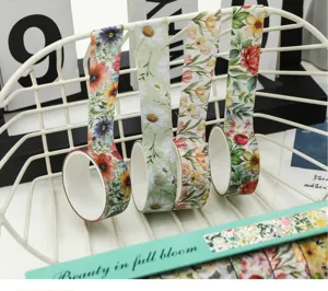 Vue détaillée du set de rubans adhésifs washi floraux avec de superbes motifs de fleurs.