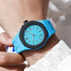 Nahaufnahme Detailansicht der trendigen Quarzuhr mit blauem Silikonarmband und Oktan-Lünette.