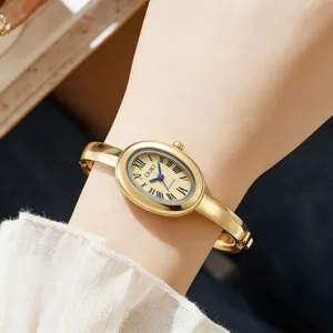 Elegante orologio da polso al quarzo ovale dorato da donna con numeri romani e quadrante.