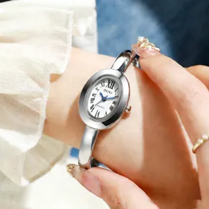 Elegante orologio da polso al quarzo ovale argento con numeri romani e lancette blu dettaglio.