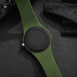 Nahaufnahme des grünen Silikonarmbands mit Edelstahlgehäuse. Elegante Textur und Details.