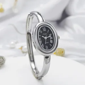 Elegante orologio da polso rigido ovale argento da donna con quadrante nero e numeri romani.