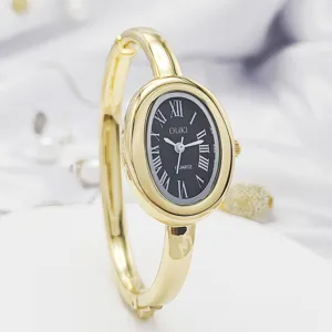 Orologio al quarzo da donna con bracciale ovale dorato e quadrante nero con numeri romani.