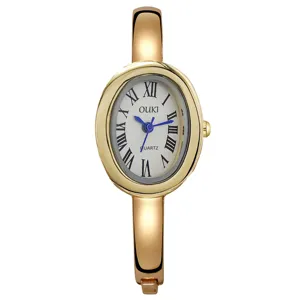 Elegante orologio da donna al quarzo ovale con cinturino rigido e classici numeri romani.