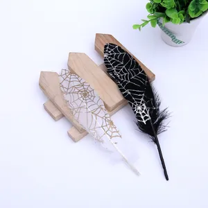 DIY διακοσμητικά φτερά με χρυσά και ασημένια μοτίβα ιστού αράχνης για χειροτεχνία.