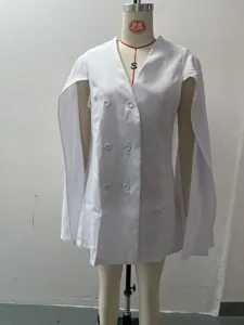 Abito blazer con mantella doppiopetto bianco da donna, elegante per il lavoro.
