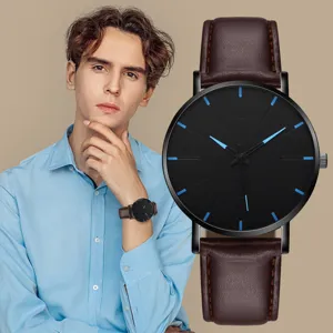 Herren minimalistische Quarzuhr mit schwarzem Zifferblatt und braunem Lederarmband.