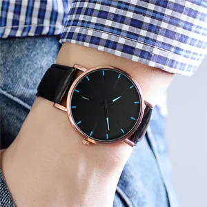 Detailansicht der minimalistischen Herrenuhr mit schwarzem Zifferblatt und Lederband.