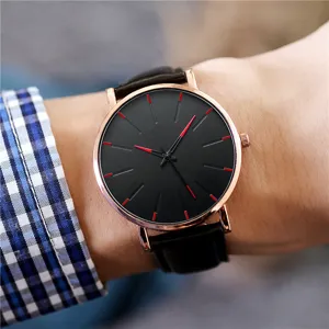 Detaillierte Nahaufnahme der Herren-Quarzuhr mit schwarzem Zifferblatt und Lederarmband.