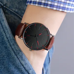 Nahaufnahme am Handgelenk mit minimalistischer schwarzer Quarzarmbanduhr und braunem Leder.