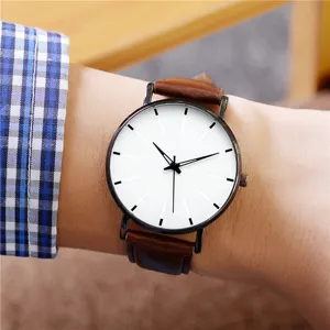 Minimalistische Herren Quarzarmbanduhr mit braunem Lederarmband und weissem Zifferblatt.