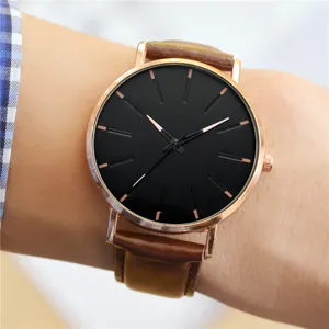 Minimalistische Herren Quarzarmbanduhr mit schwarzem Zifferblatt und braunem Lederarmband.