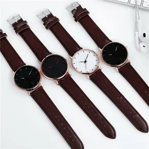 Detail der minimalistischen Quarzuhr mit braunem Lederarmband und elegantem Zifferblatt design.