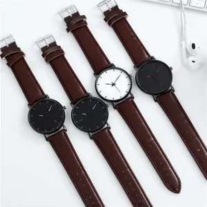 Herren Quarzuhr mit braunem Lederarmband und minimalistischem Zifferblatt fuer den Alltag.