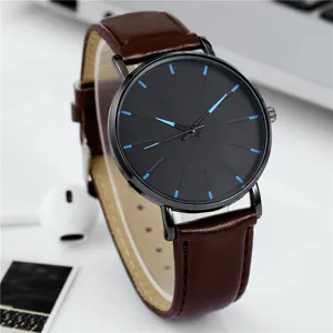 Detailaufnahme einer eleganten Herren Quarzarmbanduhr mit braunem Lederarmband und Zifferblatt.