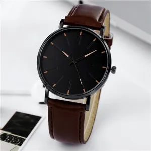 Herren Quarzarmbanduhr mit braunem Lederarmband und minimalistischem Zifferblatt.