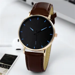 Detailansicht der Herren-Quarzuhr mit elegantem schwarzem Zifferblatt und braunem Lederarmband.